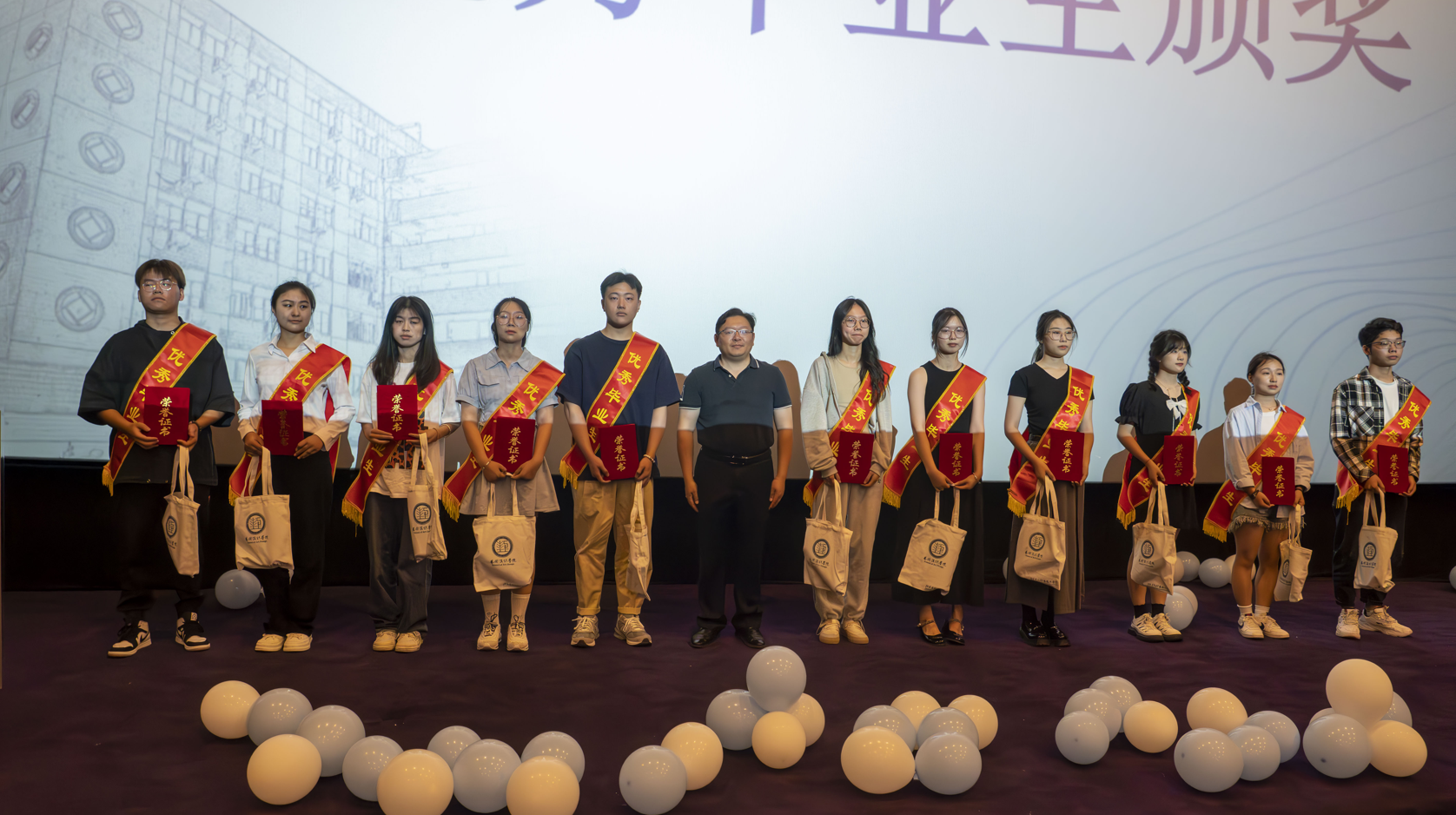走紅毯、簽名墻、看電影……建院這場(chǎng)畢業(yè)典禮有點(diǎn)不一樣