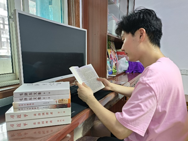 學(xué)生黨員“六個一”工程 暑期黨性鍛煉不斷線